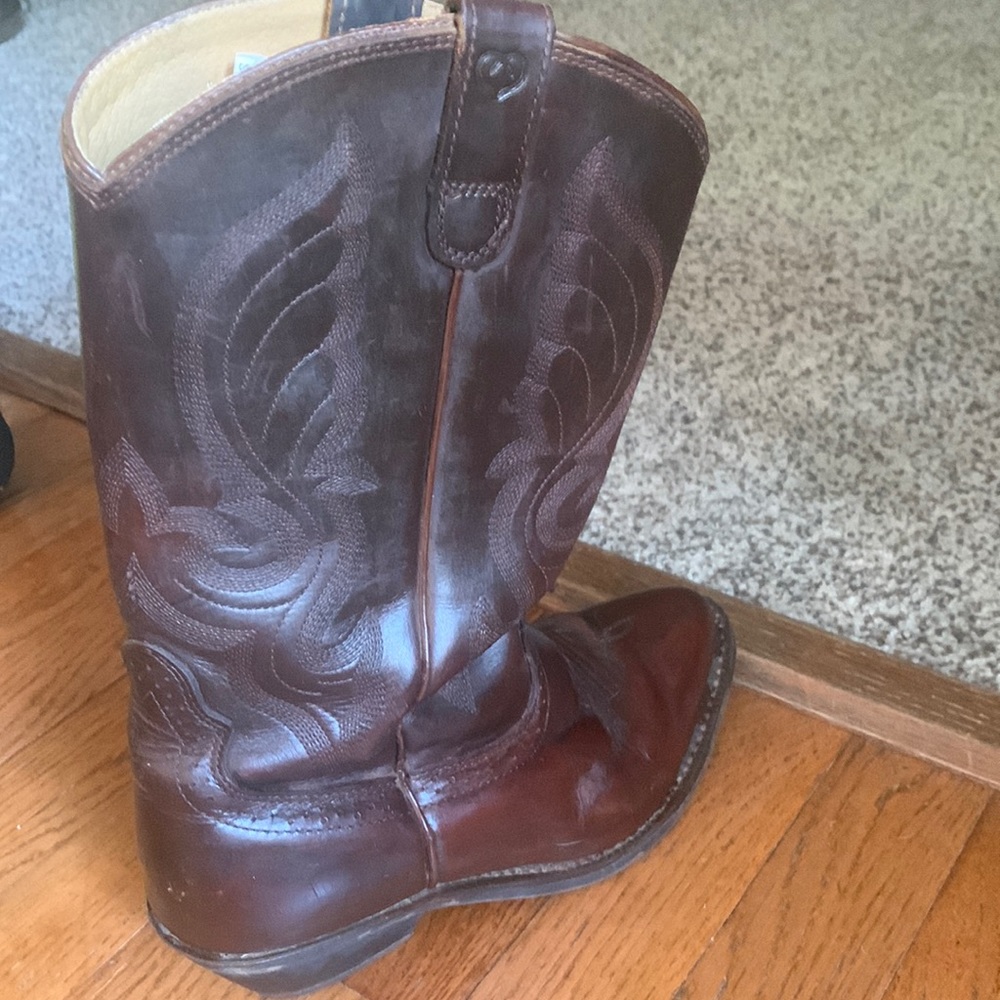 Used SHYANNE women’s boots. Size 7.5 brown w/ design, leather